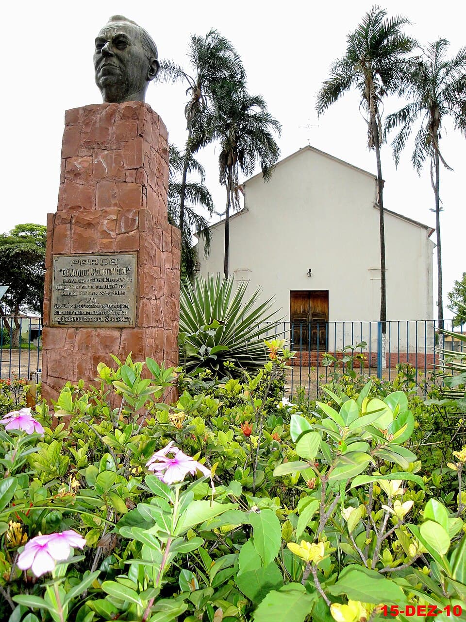 Praça Cândido Portinari, com o busto do artista e a Igreja de Santo Antônio ao fundo